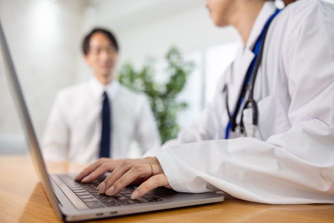 病院で患者と話す医師