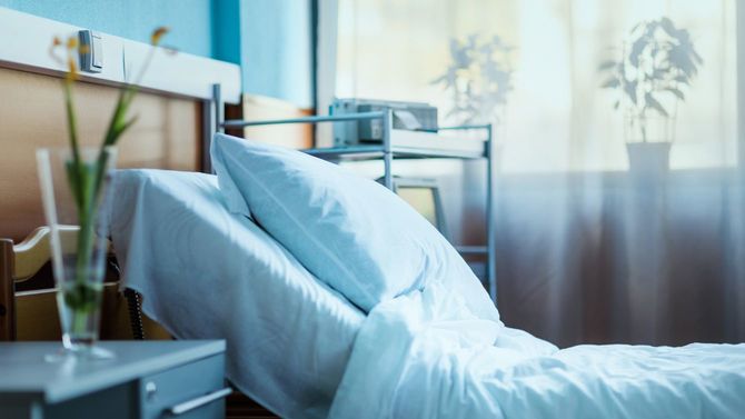 診療室の空の病床