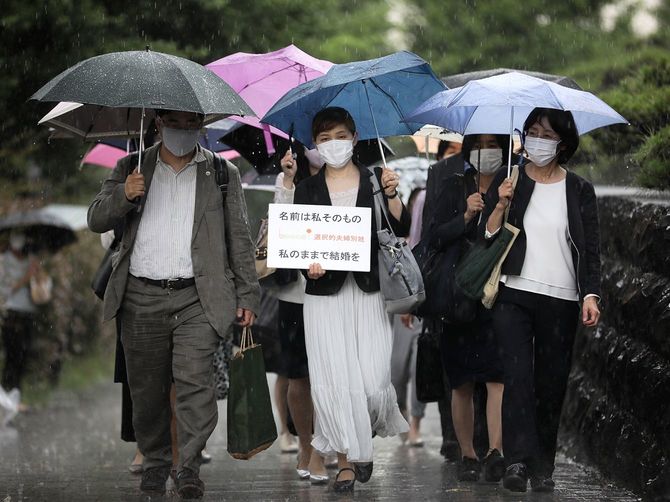 夫婦別姓を求めた家事審判の特別抗告審で、最高裁へ向かう申立人ら=2021年6月23日、東京都千代田区