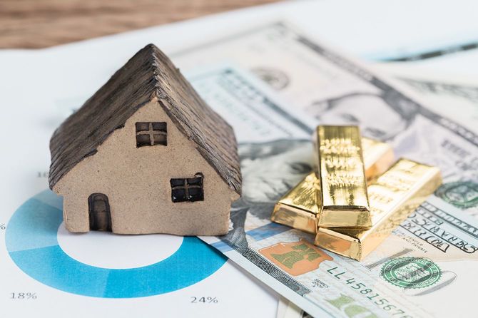 富の管理や投資の資産配分の概念、家、割合杭グラフ バランスのリスクで使用して金融投資アイデアが豊富、ドル札の山の上の金の延べ棒の塊