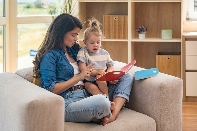親子が一緒に童話を読んでいます