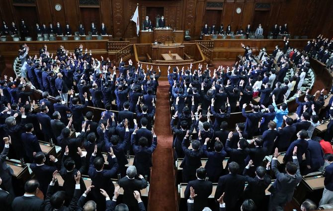 衆院が解散され、万歳をする前議員ら＝2021年10月14日午後、国会内