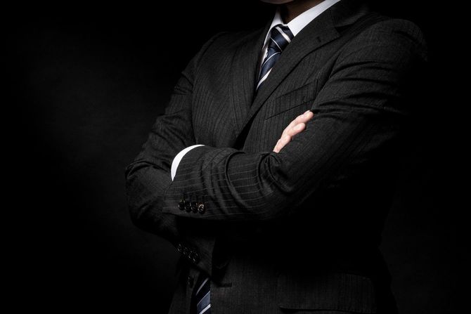 腕を組むビジネスマン