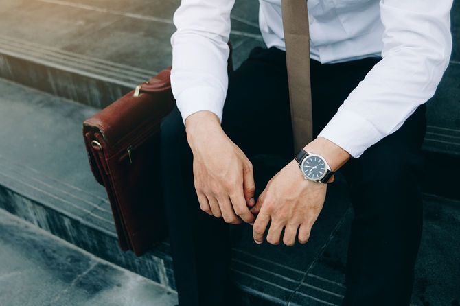 建物の前に座っているビジネスマン