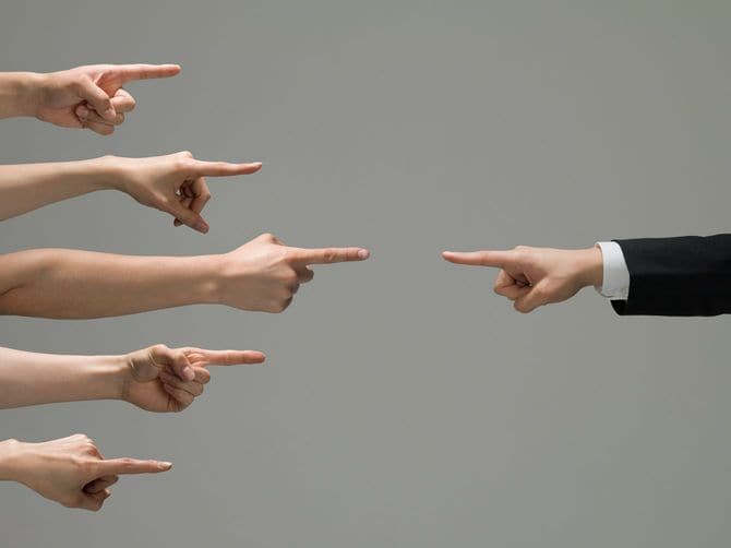 ビジネスマンの指と対抗するたくさんの指