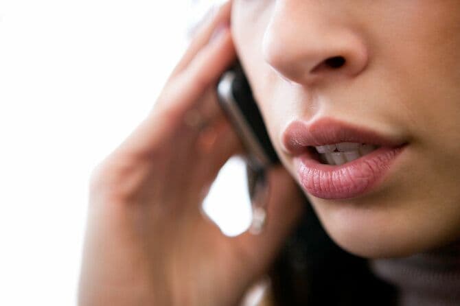 携帯電話で話している女性