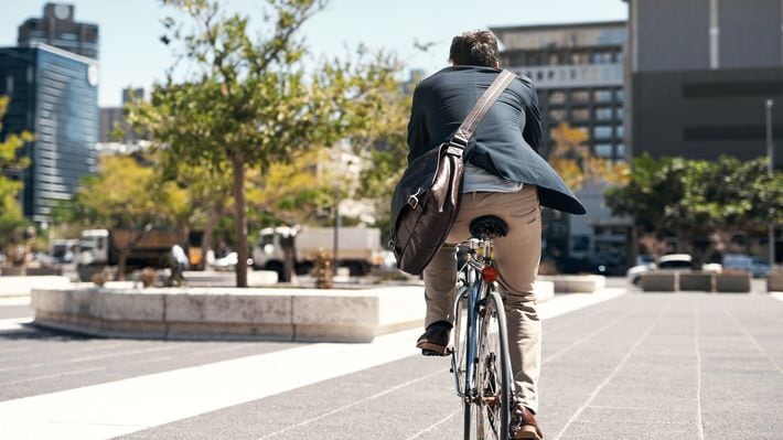 自転車で歩道を走って歩行者にぶつかりかけた…「青切符」対象になる交通違反の要注意パターン