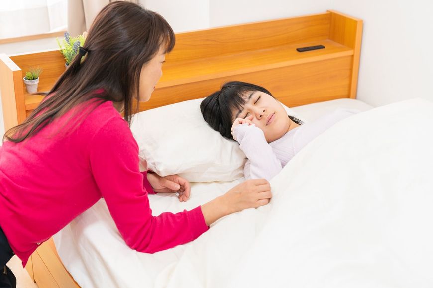 娘を寝かしつける親