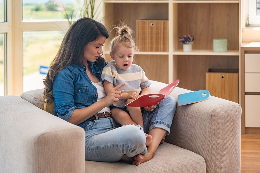 親子が一緒に童話を読んでいます