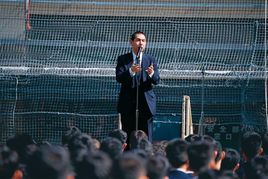 毎日の朝礼では、生徒たちに校長自ら語りかける。