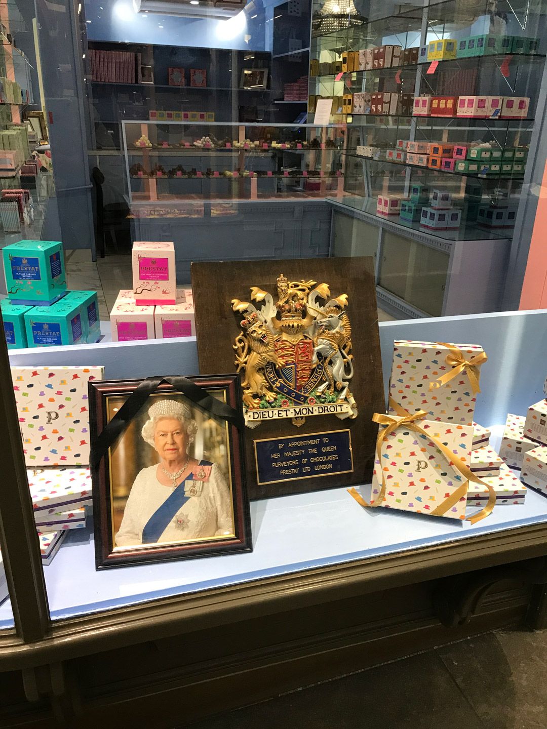 女王御用達の店舗では追悼の飾りが置かれていた
