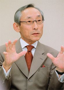 <strong>武田國男●武田薬品工業会長</strong><br>1940年、兵庫県生まれ。62年甲南大学経済学部を卒業後、武田薬品工業に入社。87年取締役、89年常務、91年専務、92年副社長、93年社長。2003年より現職。創業家六代目武田長兵衛の三男。副社長だった長兄の急逝で武田家の後継者に。医薬品事業に経営資源を集中させる大改革を行い、01年度には業界初となる連結売上高1兆円を達成した。