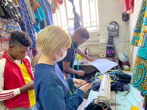 テーラーに商品の製作を依頼中の河野リエさん