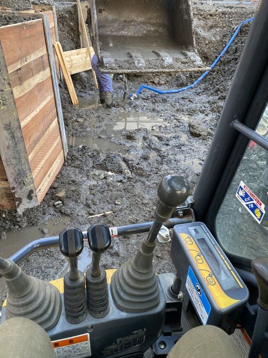 根伐り後の地面。水を多量に含んでドロドロになっていることがわかる