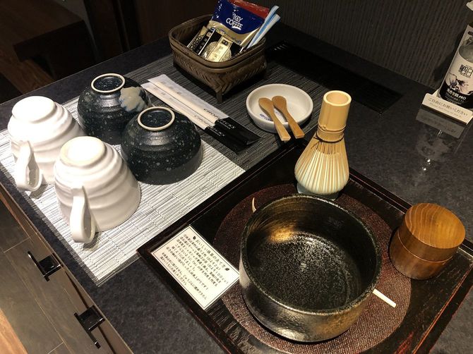 静岡県静岡市にあるラブホテル「艶」では、客室で本格的な抹茶を点てられる。