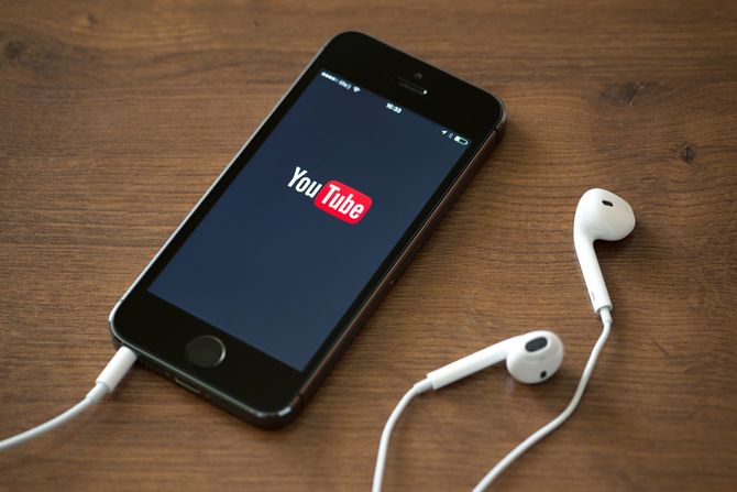 2014年6月5日、iPhone 5SにはYouTubeが表示されている