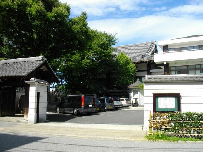 東京都荒川区の浄閑寺。吉原の遊女たちの遺体が投げ込み同様に葬られたことから、通称「投込寺」とも呼ばれる