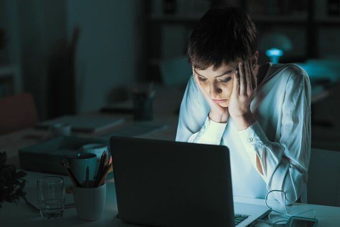 夜遅くまで働く疲れた女性