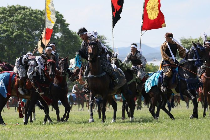 相馬野馬追の神旗争奪戦で旗を奪い合う騎馬武者たち。（2024年5月）。
