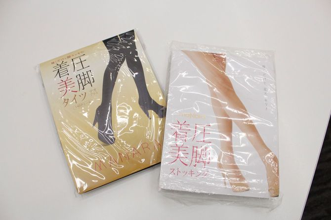 ランクアップは商品開発の際に、市場調査はしないと決めている。「たった一人の悩みを解決するというポリシーで、製品を作るんです。同じ悩みの人は必ずいる。製品の全てに、いずれかの悩みを解決するエピソードがあります」。写真の着圧タイツは日高さんの悩みから生まれた。