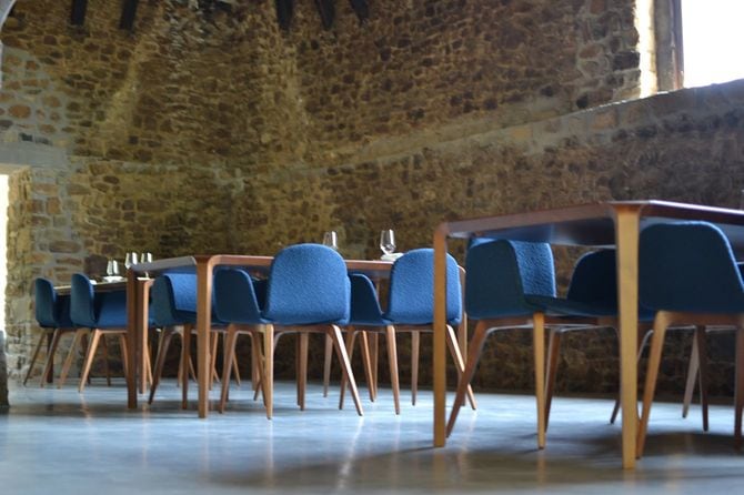 テーブル6卓24席が並ぶ「チスパ」の店内