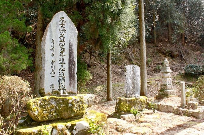 尼子勝久と山中鹿之介の追悼碑