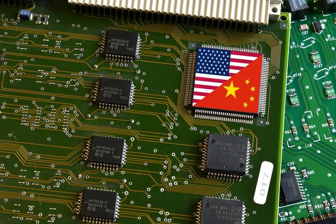 マイクロチップ上の中華民国と米国の旗