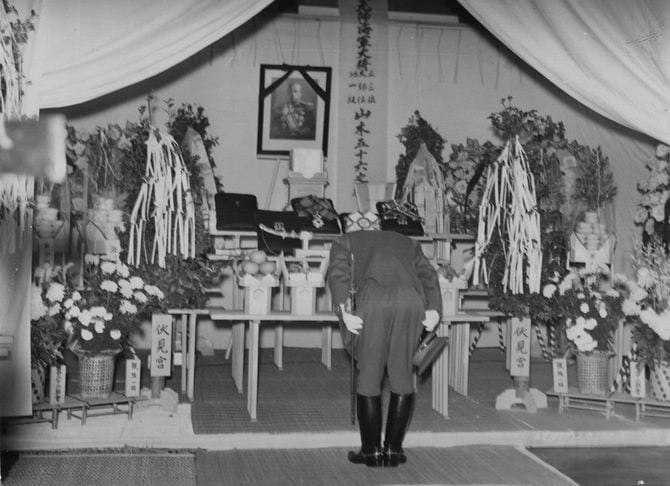 1943年5月、戦死した山本五十六の葬儀での東條英機首相