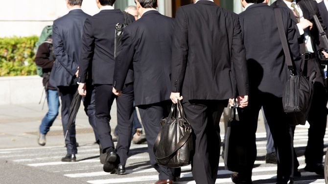 日本のサラリーマンの通勤風景