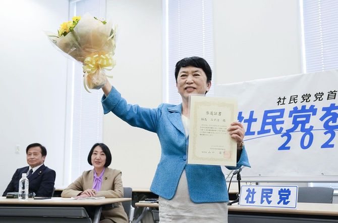 社民党党首選の決選投票で当選し、笑顔を見せる福島瑞穂党首。奥左からラサール石井副党首、大椿裕子元参院議員＝2026年4月6日午後、国会