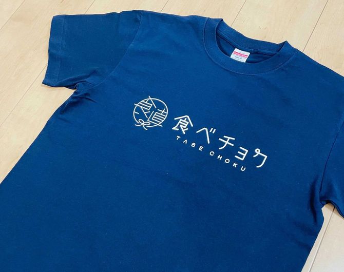 秋元さんが着用している「食べチョク」Tシャツ