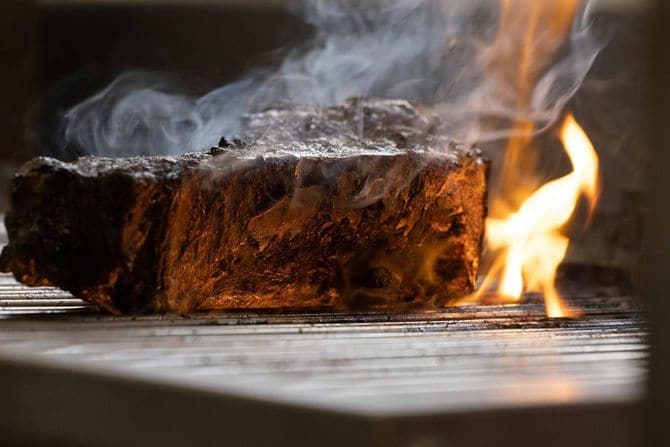 薪焼きを得意とする前田さんは「炎の魔術師」とも称されている