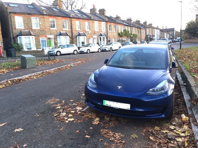 テスラ車が「路駐」されている風景もロンドンでは日常的に