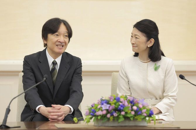 パラグアイ訪問を前に記者会見される秋篠宮ご夫妻。2026年8月13日午前、東京・赤坂御用地の赤坂東邸