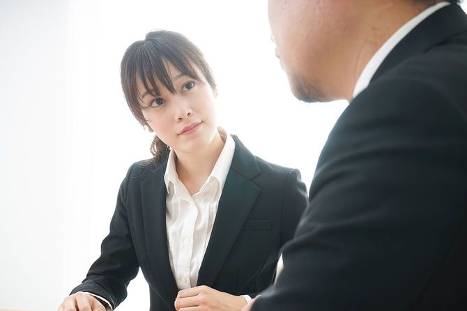 オフィスで打ち合わせ