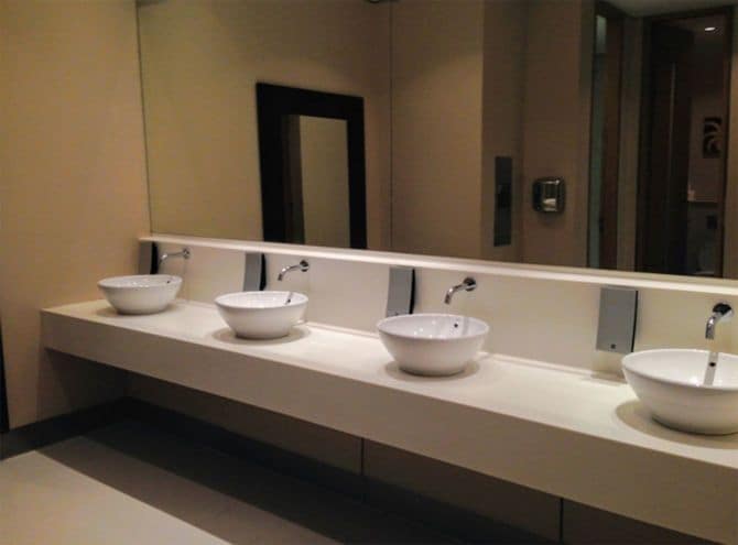 洗面ボウルが並ぶ洗面所