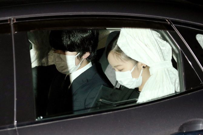川嶋辰彦さんの家族葬に参列し、川嶋さんの自宅を出発される佳子さまと悠仁さま＝2021年11月6日午後、東京都新宿区