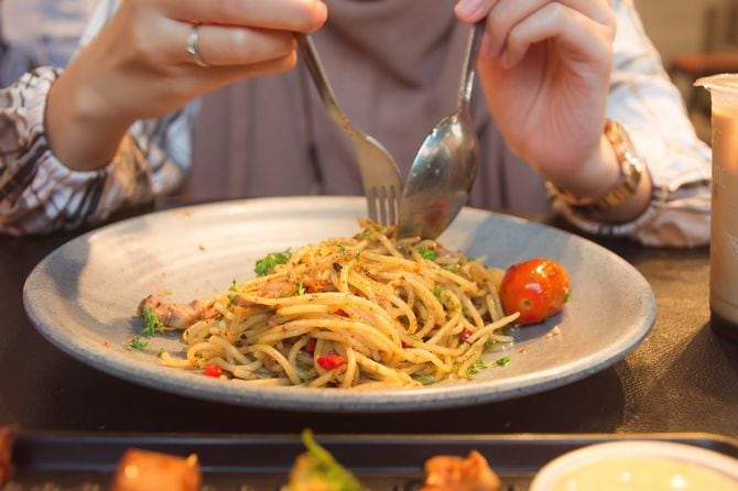 カフェのテーブルにスパゲッティ