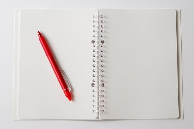 空白のスパイラルオープンペンでノートに白背景