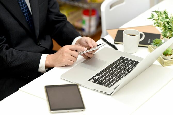 スマートフォンを使用するビジネスマンの手