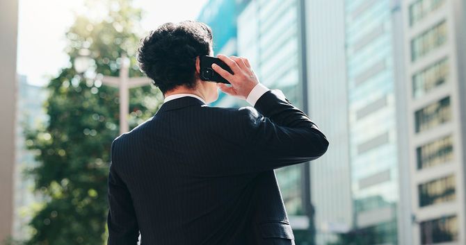 電話をしながら歩くビジネスマン