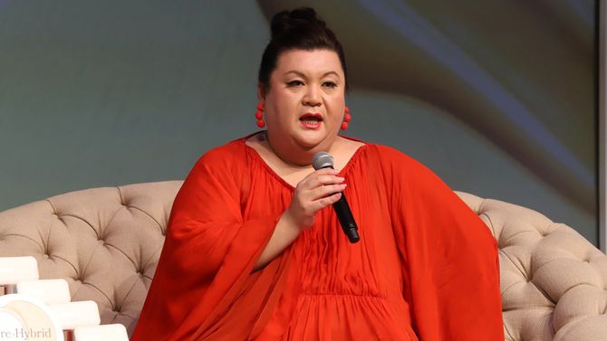 2019年3月16日、資生堂「薬用 ケアハイブリッドファンデ」発表会のプロモーションイベントに登場したマツコ・デラックスさん