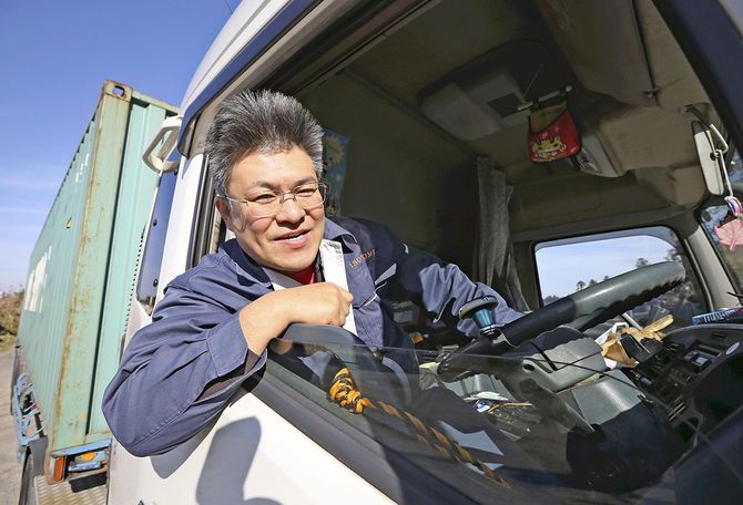 トレーラー運転手として街を駆ける佐藤さん
