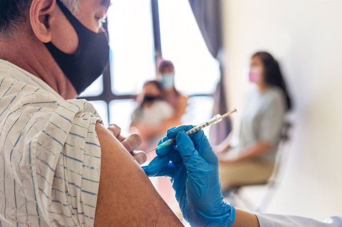 新型コロナのワクチン接種を受ける男性