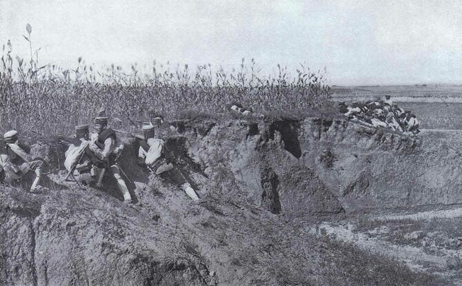 旅港攻防戦における攻撃準備中の日本軍歩兵