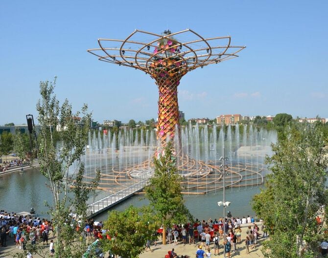 イタリア・ミラノ万博のシンボル「生命の樹」で行われた水と音のショー＝2015年8月11日（共同）