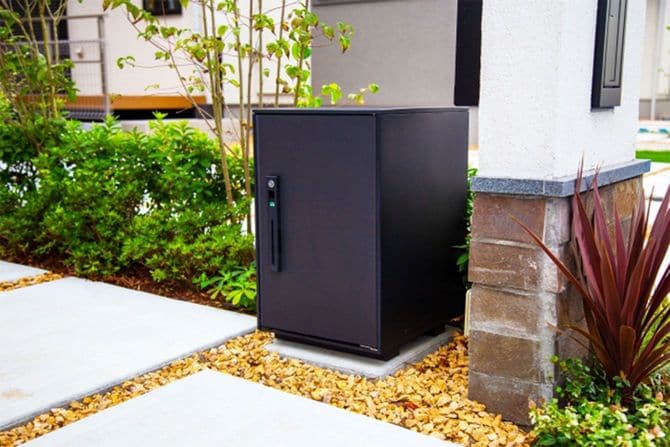 玄関先に置かれた宅配ボックス