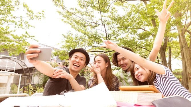 キャンパスで友人同士でセルフィー