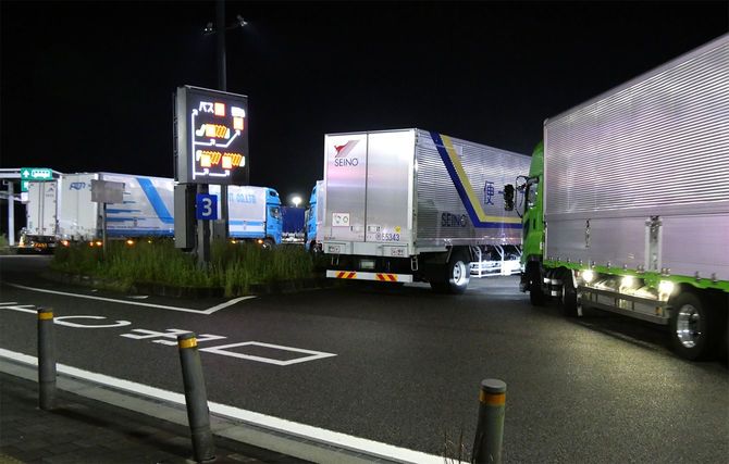 23時半ごろ、続々と大型トラックが集まる浜松SA下り