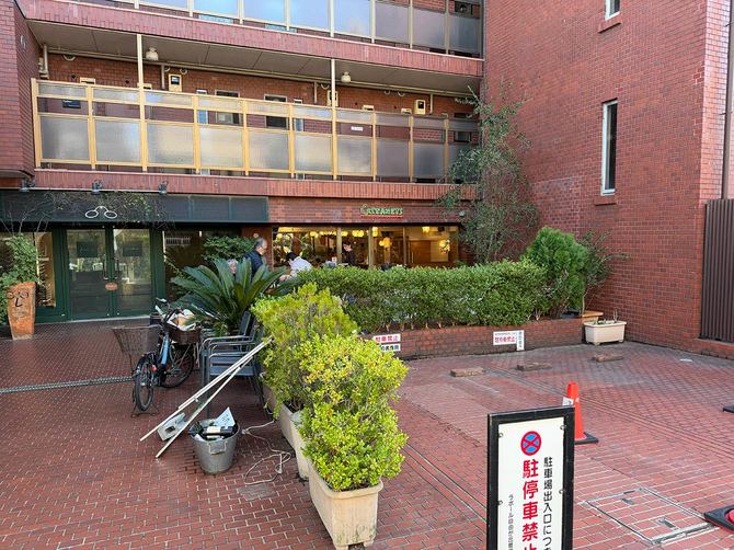 マンションの1F右側の店がカスタネット　現在も営業中